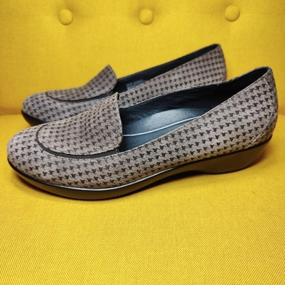 DANSKO Debra Houndstooth Gray Black Suede Closed Heel Wedge Loafer Sz 11.5-12 - Picture 1 of 9
